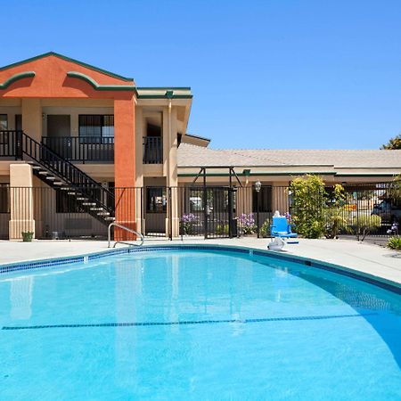 Super 8 By Wyndham Salinas Motel Eksteriør bilde