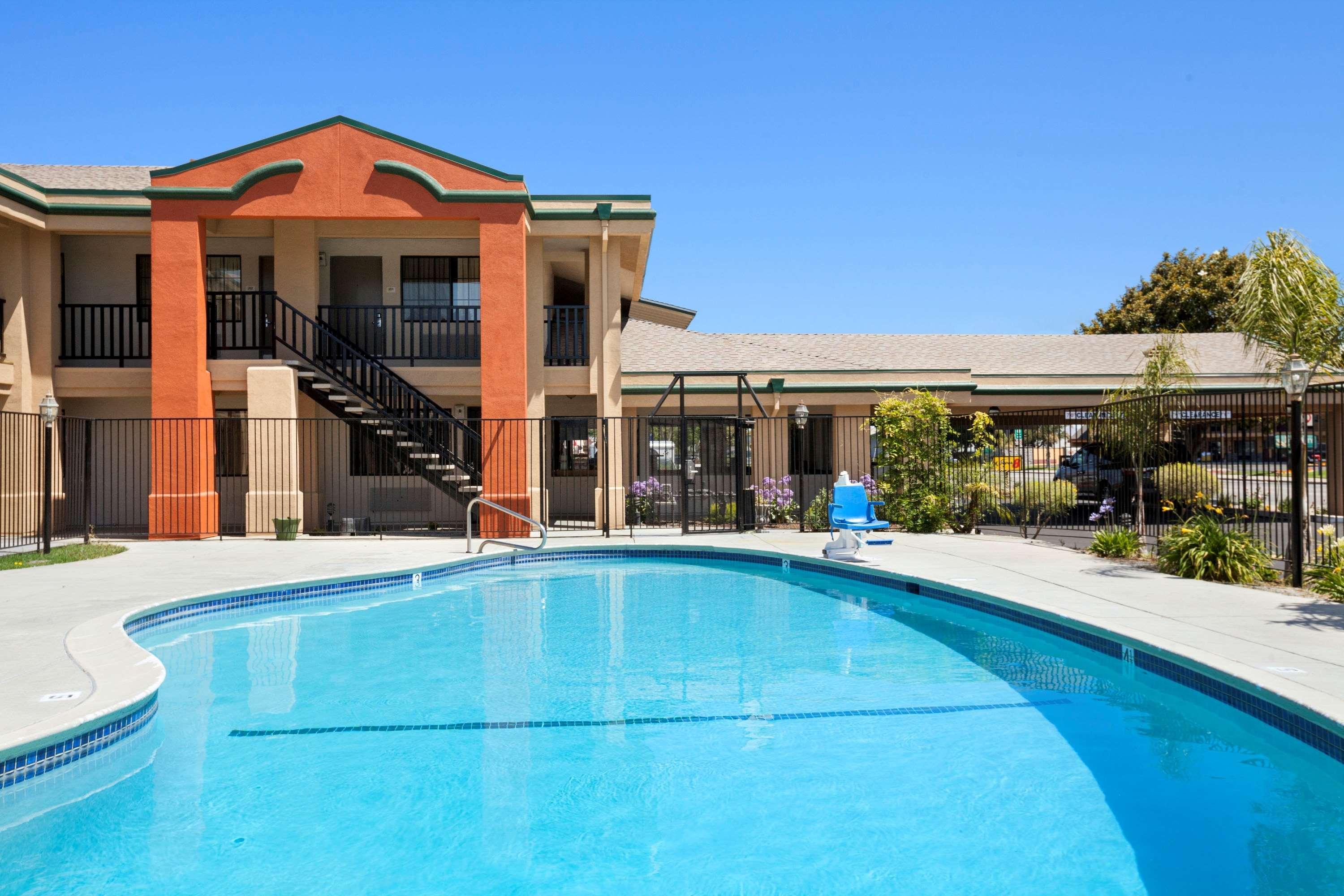 Super 8 By Wyndham Salinas Motel Eksteriør bilde