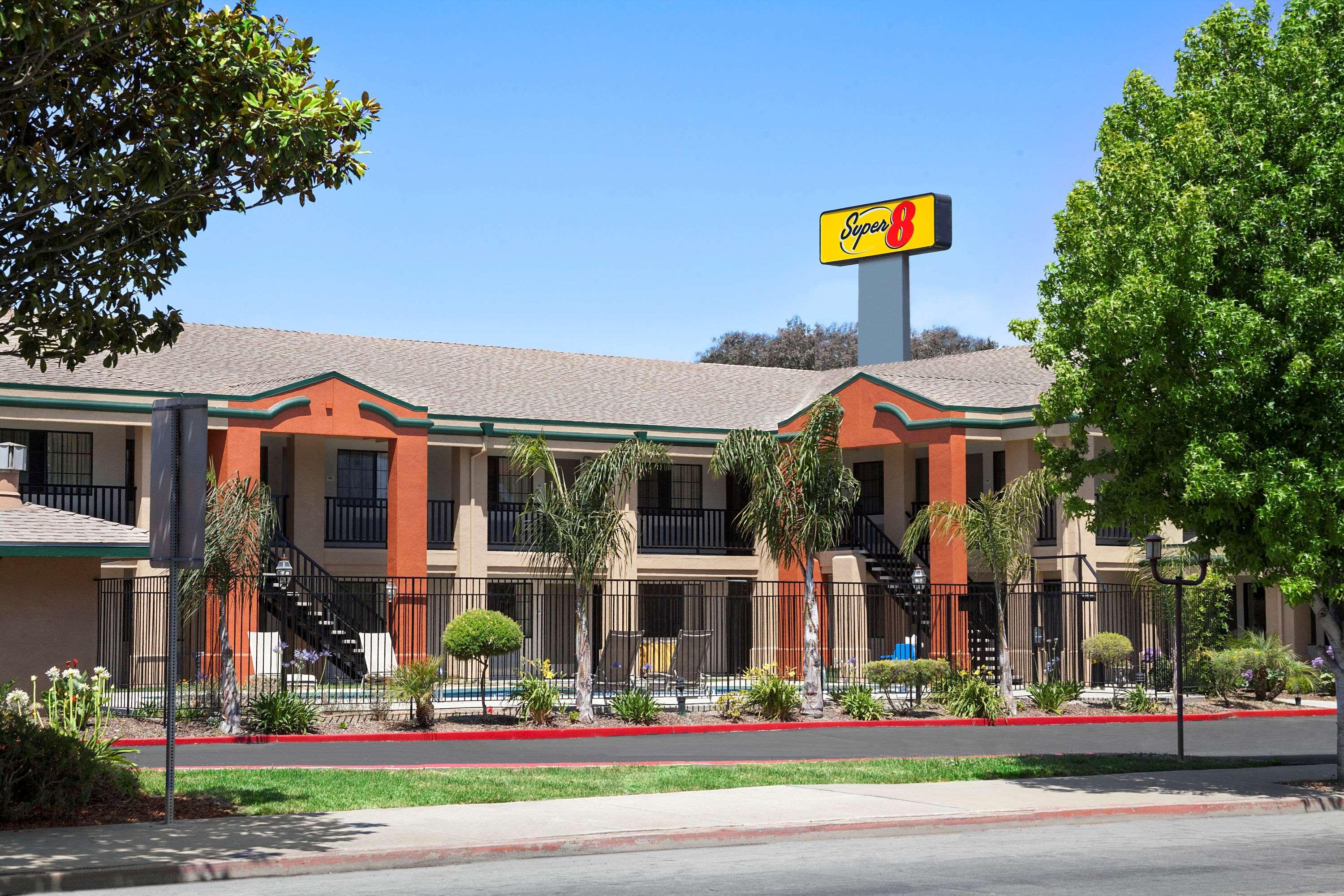 Super 8 By Wyndham Salinas Motel Eksteriør bilde