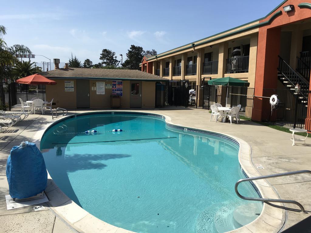 Super 8 By Wyndham Salinas Motel Eksteriør bilde
