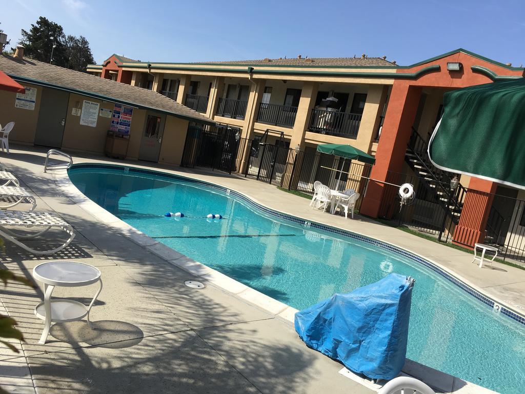 Super 8 By Wyndham Salinas Motel Eksteriør bilde