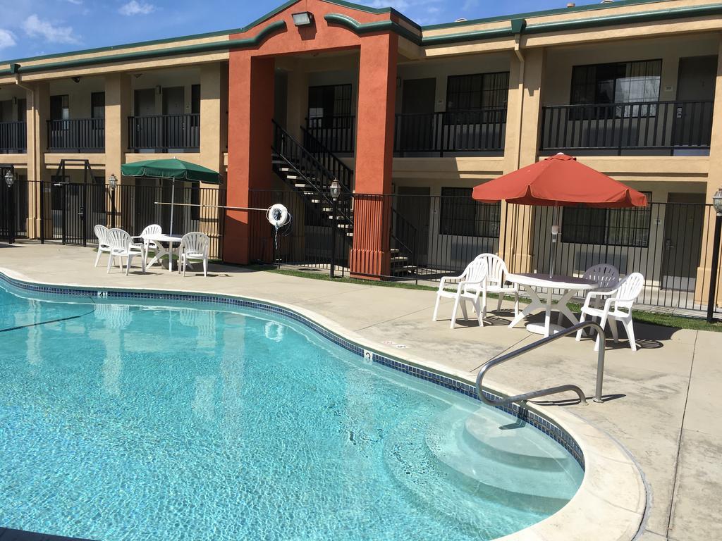 Super 8 By Wyndham Salinas Motel Eksteriør bilde