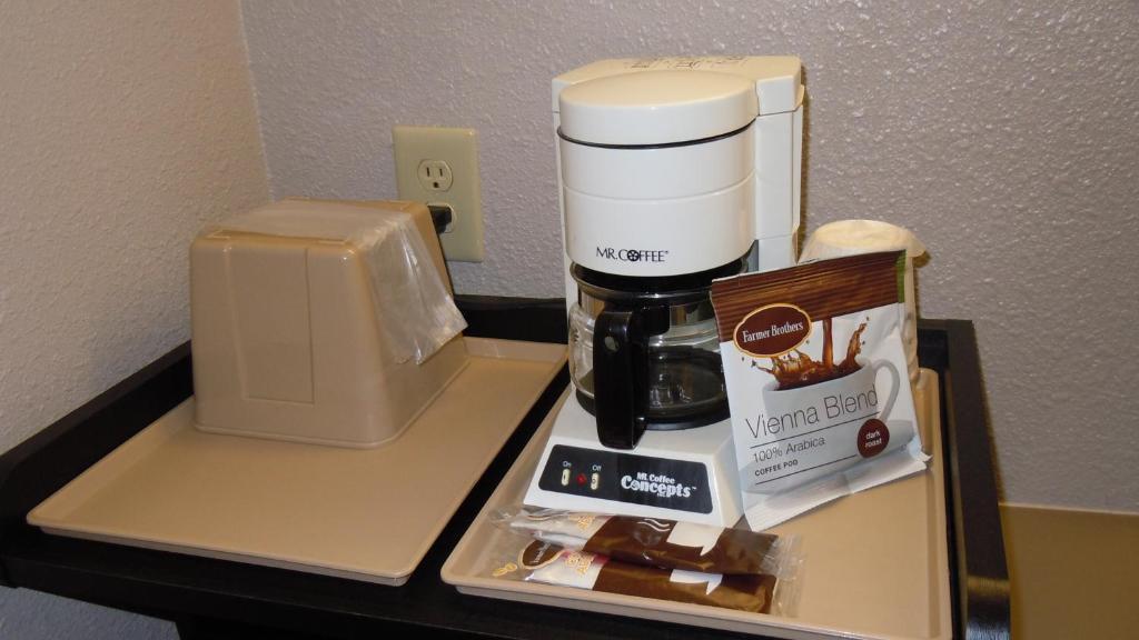 Super 8 By Wyndham Salinas Motel Rom bilde