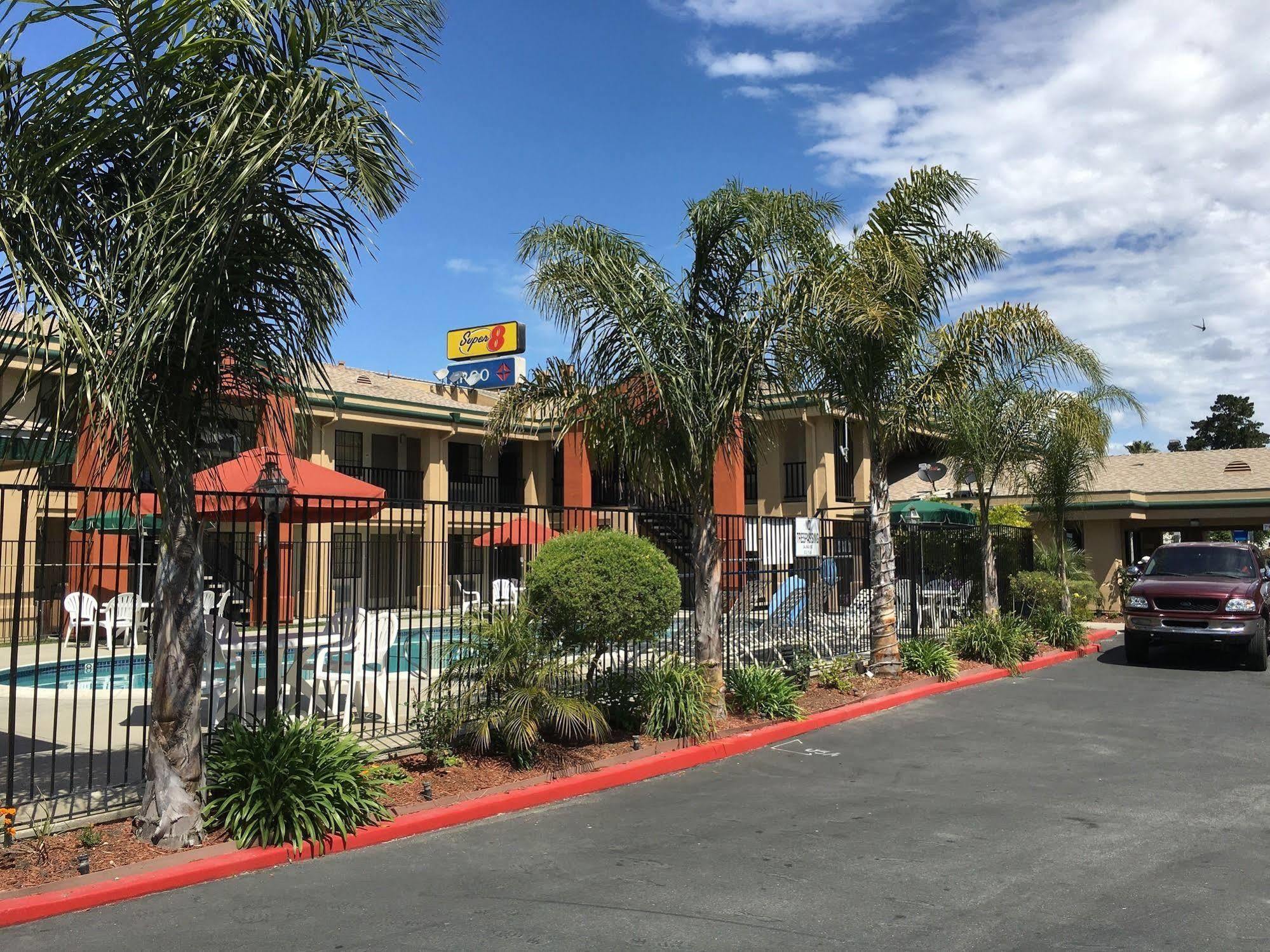 Super 8 By Wyndham Salinas Motel Eksteriør bilde