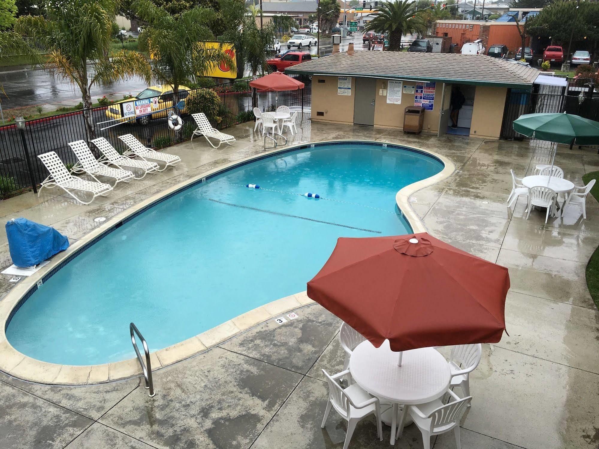 Super 8 By Wyndham Salinas Motel Eksteriør bilde