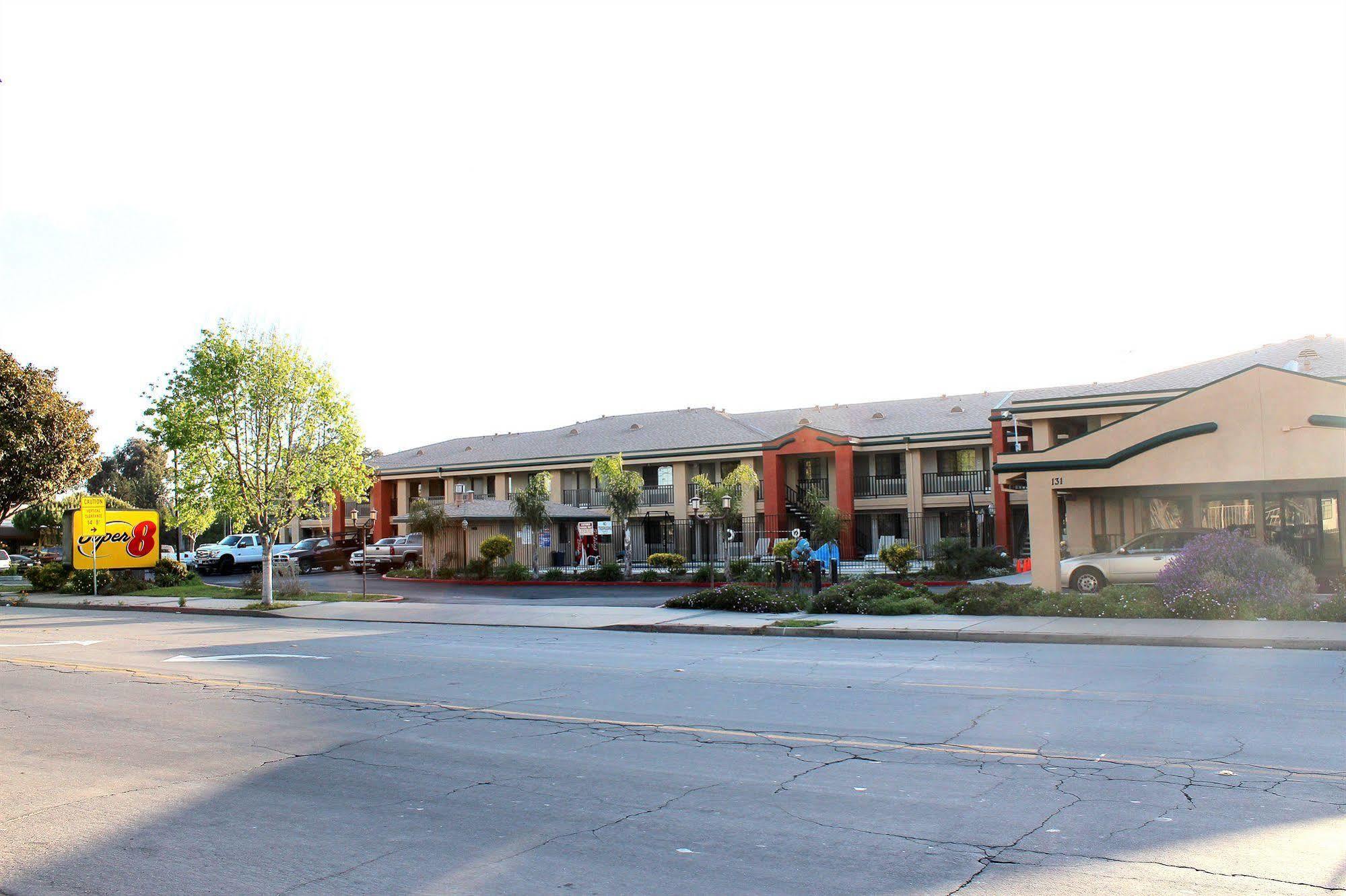 Super 8 By Wyndham Salinas Motel Eksteriør bilde