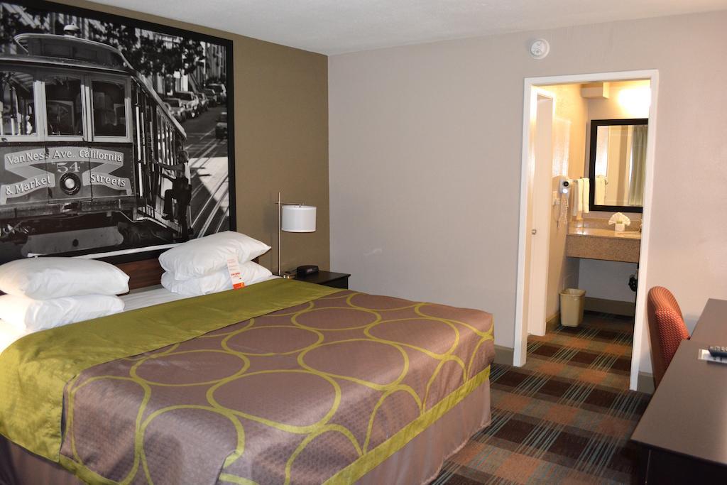 Super 8 By Wyndham Salinas Motel Rom bilde