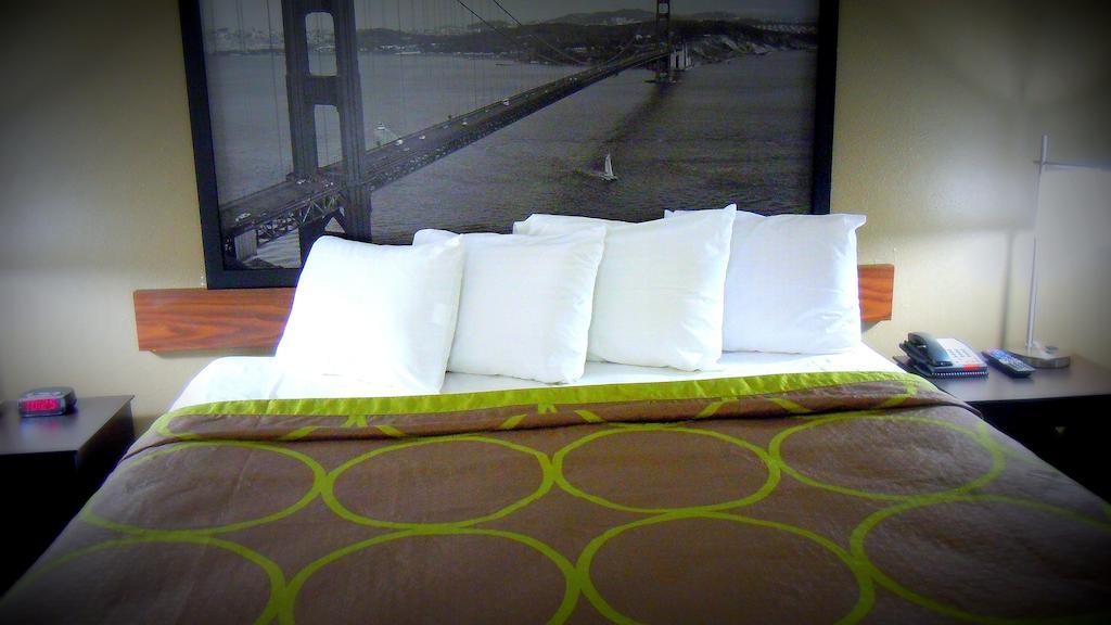 Super 8 By Wyndham Salinas Motel Rom bilde